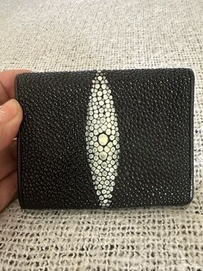 STINGRAY Genuine Leather Card Wallet with White Center Accent